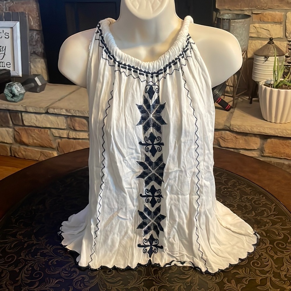 Lightweight, super cute summer top. Rope around the neck. Razorback